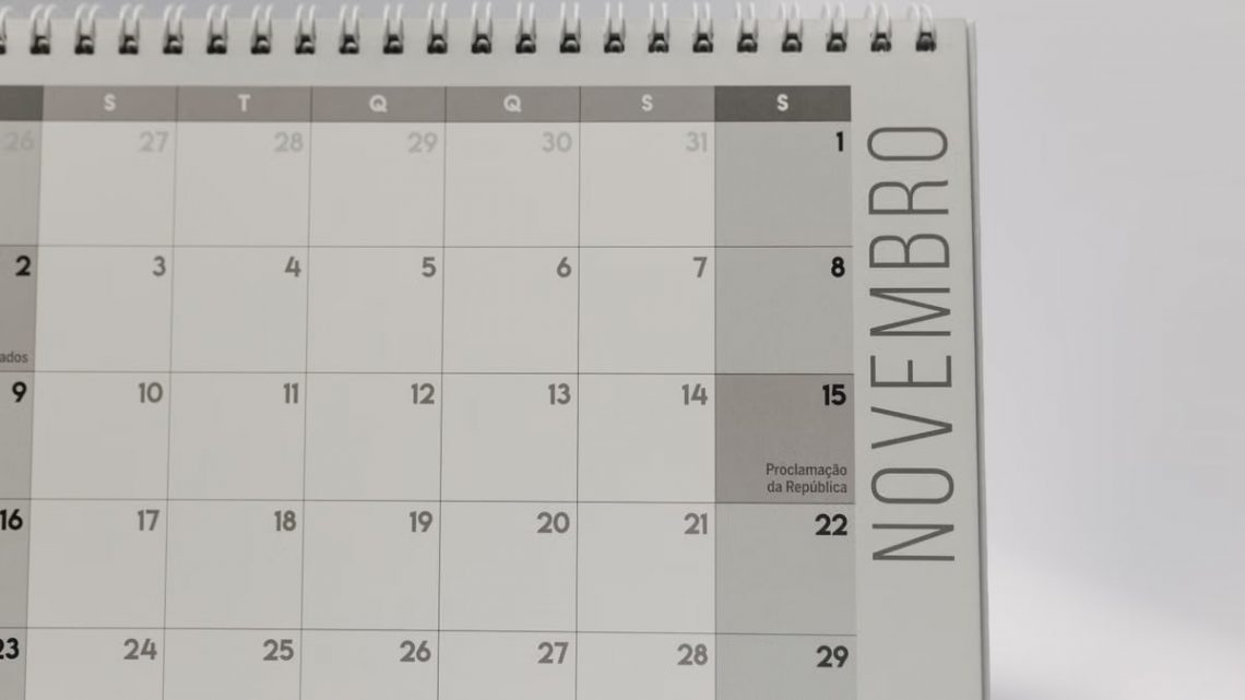 Minimalist November calendar page with spiral binding and highlighted Republic Day in Portuguese.